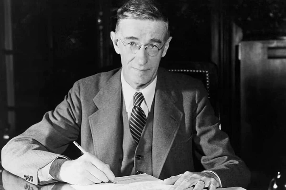 Вэнивар Буш: человек, предсказавший интернет в 1945-м, и опасавшийся интеллектуальной деградации человечества