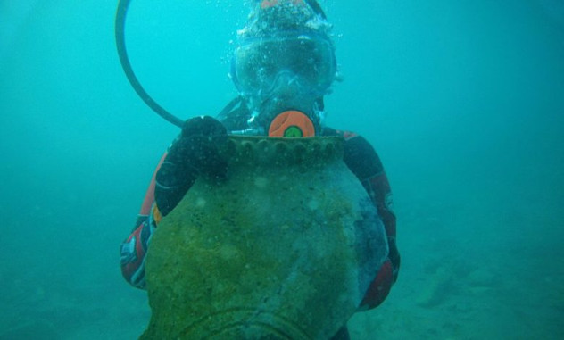 Российские археологи обнаружили на дне Иссык-Куля некрополь и постройки времен Шелкового пути